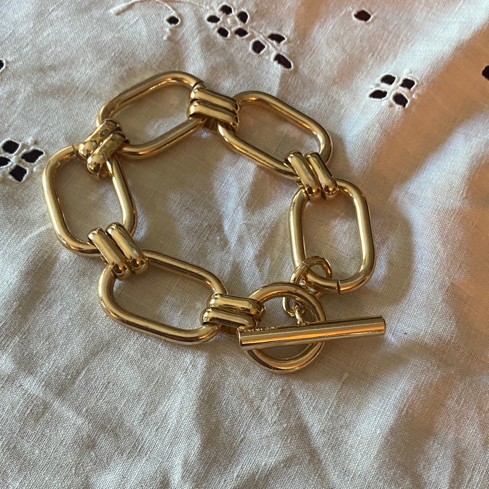Sarah Coventry Gold Link Toggle Bracelet